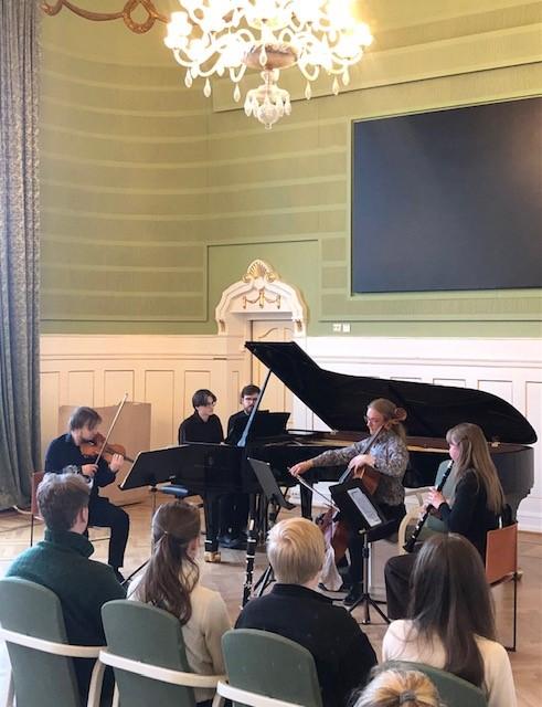 Foto av studenter som spiller konsert